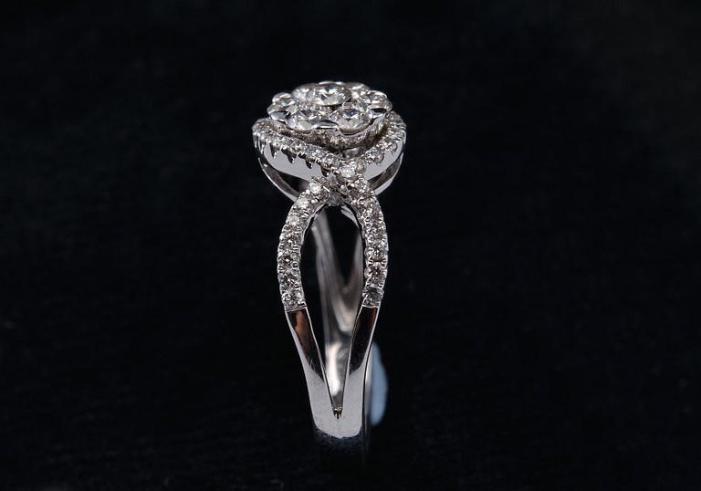 A RING, brilliant cut diamonds c. 0.71 ct. 18K white gold. Weight 4,1 g.
