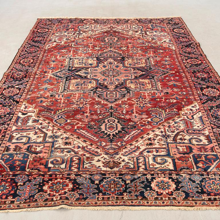 Heris semi-antique/antique rug, approx. 320x235 cm.
