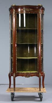 VITRINSKÅP, rokokostil, 1900-tal.