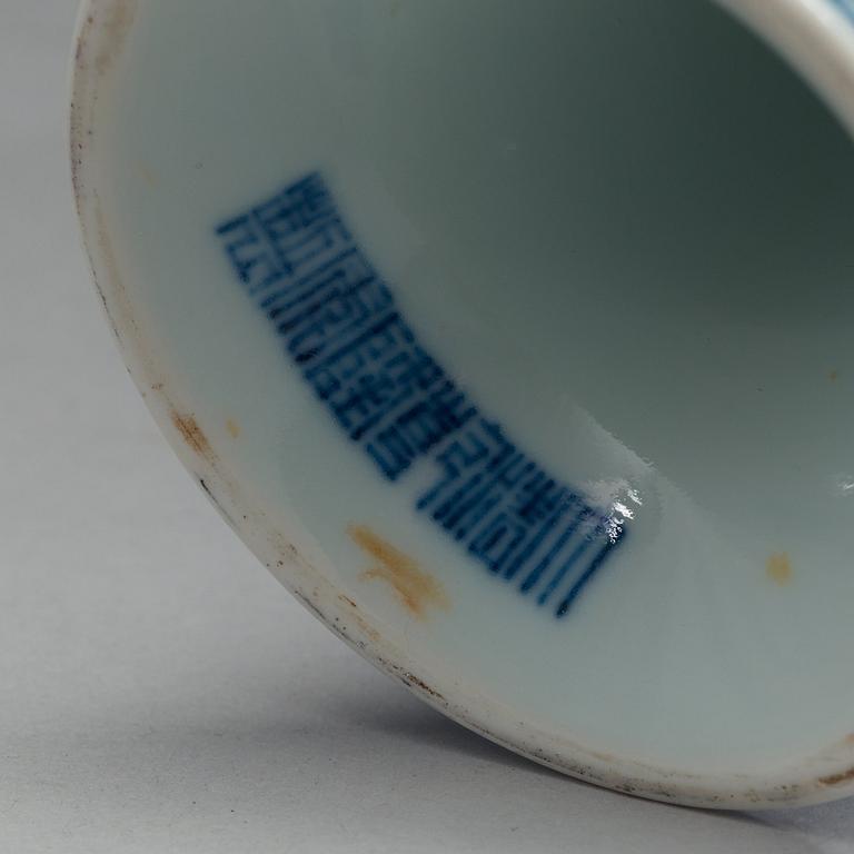 STEMCUP, porslin. Qingdynastin med Qianlongsmärke.