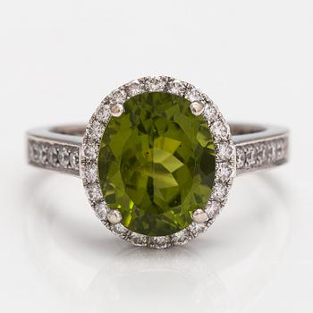 Max Prus, ring, 18K vitguld, diamanter ca 0.48 ct tot och peridot.