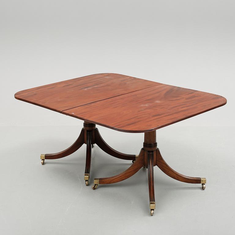 BORD + 1 iläggsskiva, mahogny, England, 1900-tal.