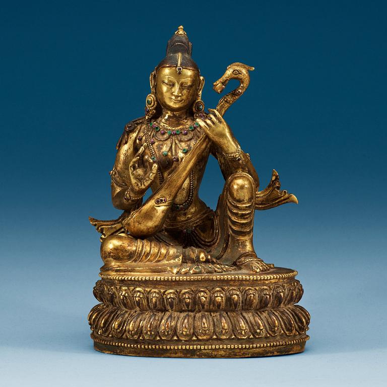 SARASVATI, förgylld brons. Sinotibetansk, Qing dynastin, 1800-tal.