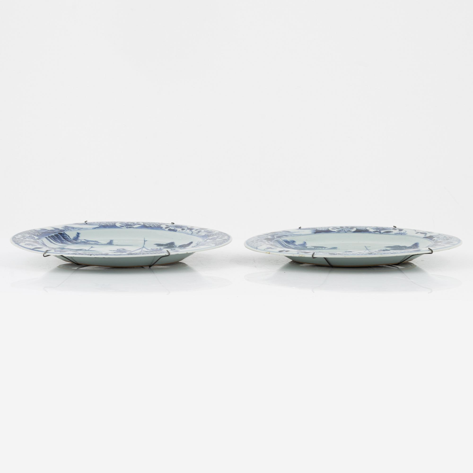 Tallrikar, ett par, porslin, Kina, Kangxi, 1700-tal.