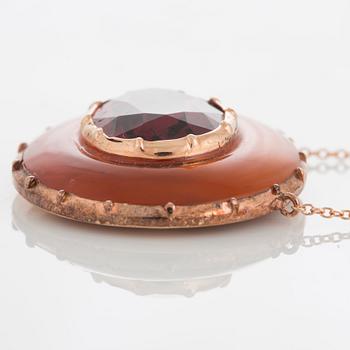 A garnet and carneol pendant in 9K gold.