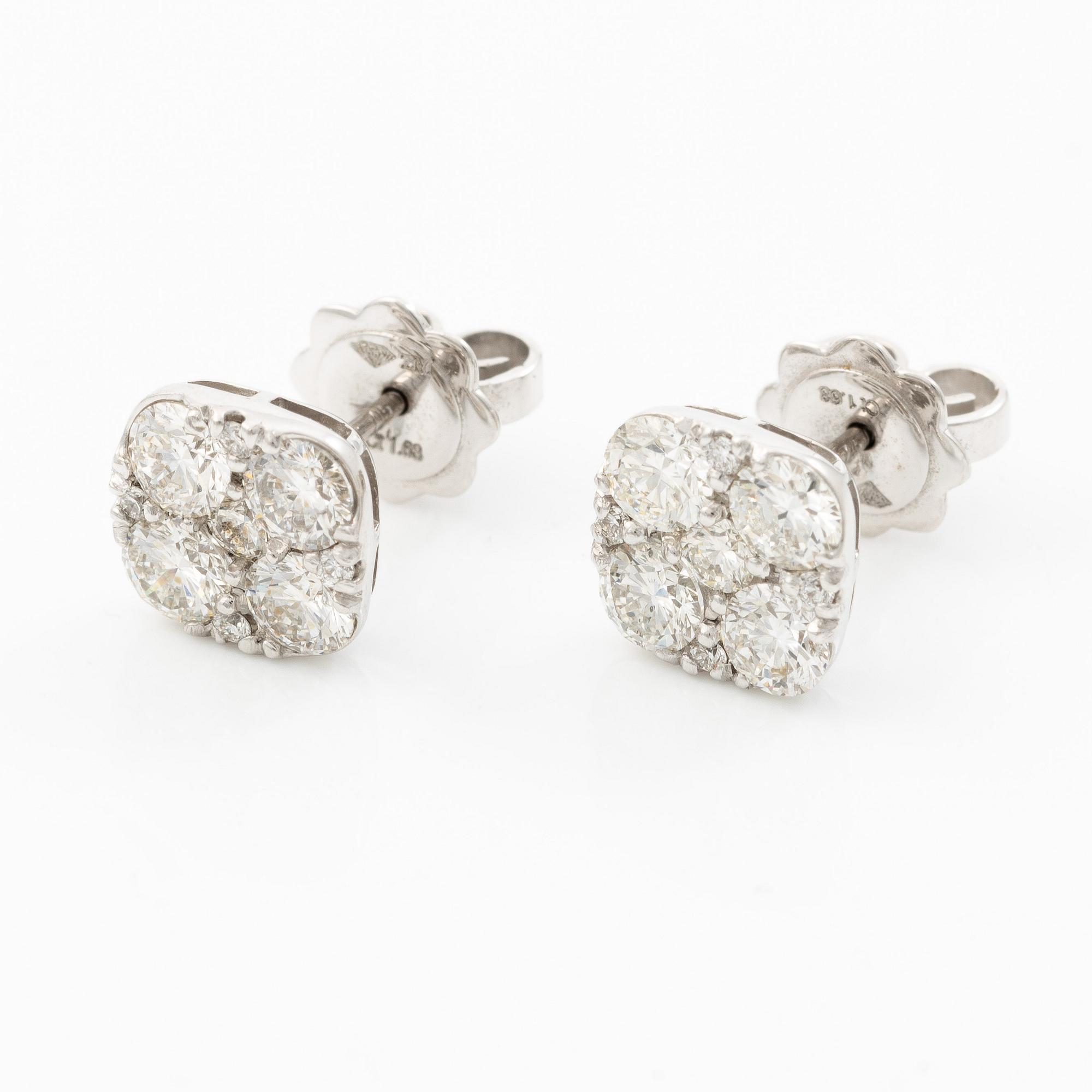 Ett par örhängen 18K vitguld med runda briljantslipade diamanter.
