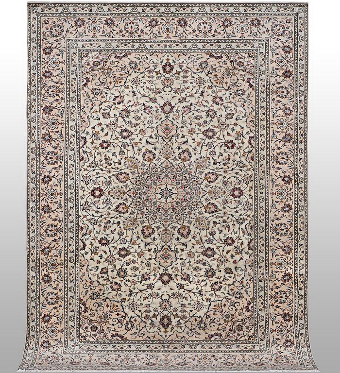 A carpet, Kashan, ca 305 x 198 cm.