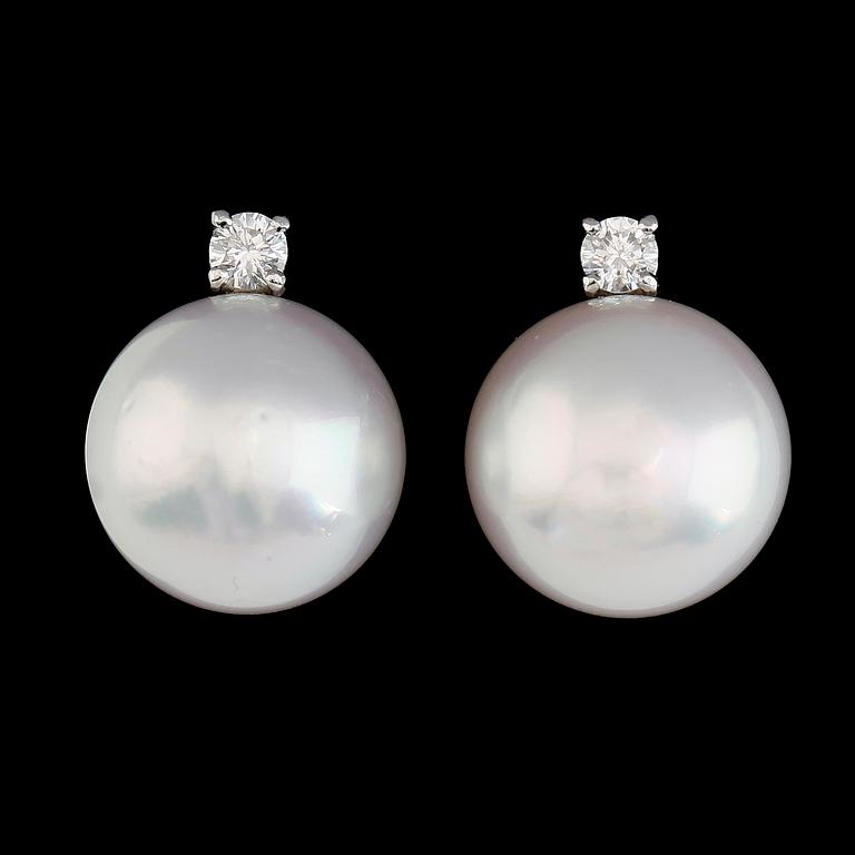 ÖRHÄNGEN, 18K vitguld, briljantslipade diamanter tot ca 0.40 ct, south sea-pärlor.
