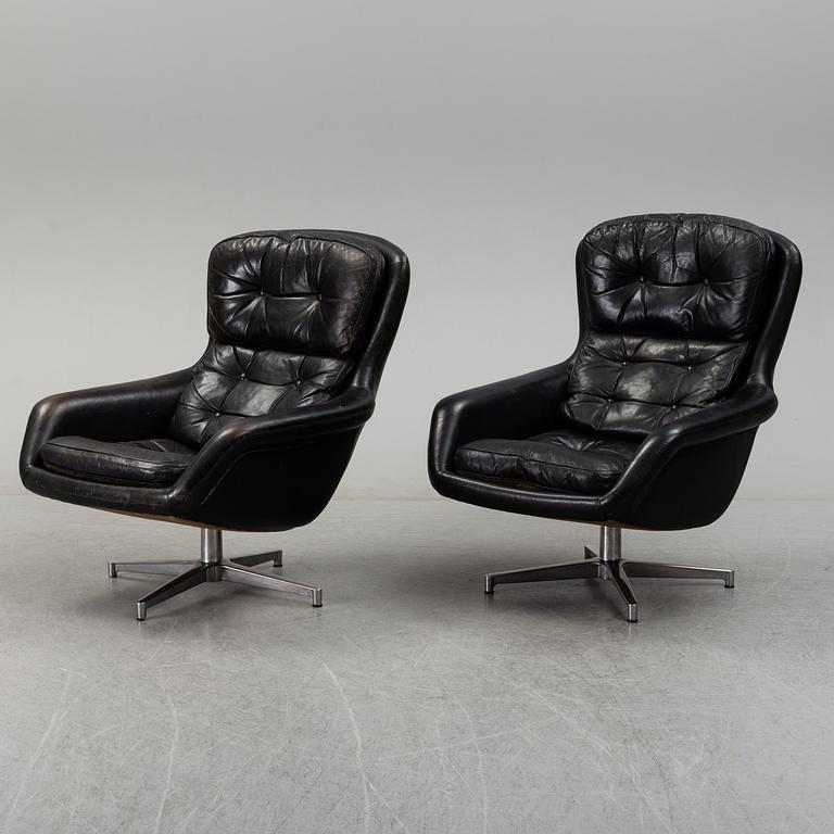 ALF SVENSSON, a pair of 'Form 7' leather upholstered easy chairs from DUX, 1970's.