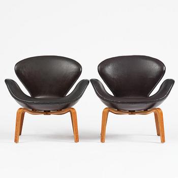 Arne Jacobsen, a pair of "Swan" armchairs, Fritz Hansen, Denmark, 1960s.