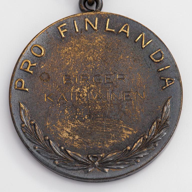 Birger Kaipiainen, "Pro Finlandia" medalj samt miniatyrmedalj, silver, tillverkare Tillander Helsingfors.