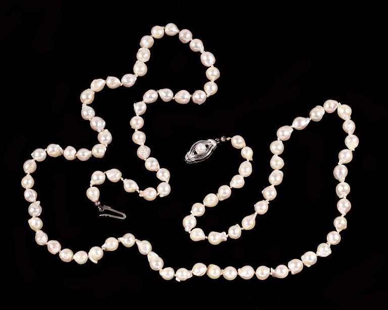 COLLIER, odlade pärlor. Med lås i silver.