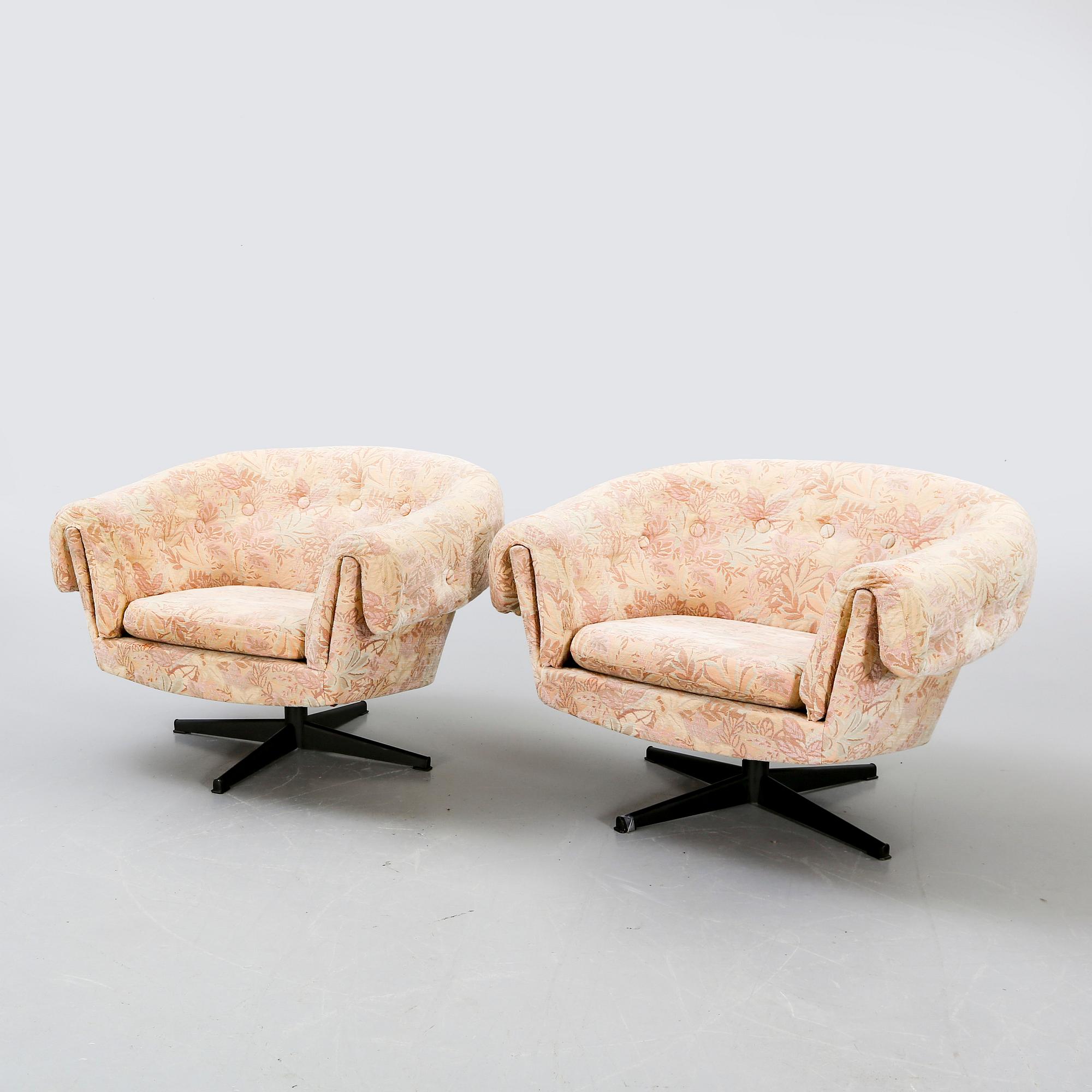 A pair of 1960/70s swivel chairs.