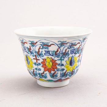 A Chinese Yongzheng porcelain cup.