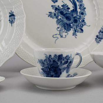 SERVIS, 33 delar, porslin, "Blå blomst", Royal Copenhagen, 1900-tal.
