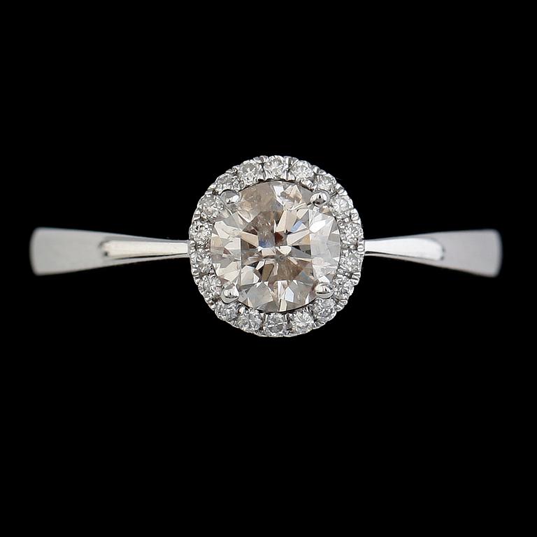 RING, 18K vitguld, tot ca 0.73 ct.