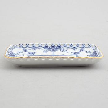 Fat, tre stycken, samt ett par vaser, porslin, "Musselmalet helblond", Royal Copenhagen, 1900-tal.