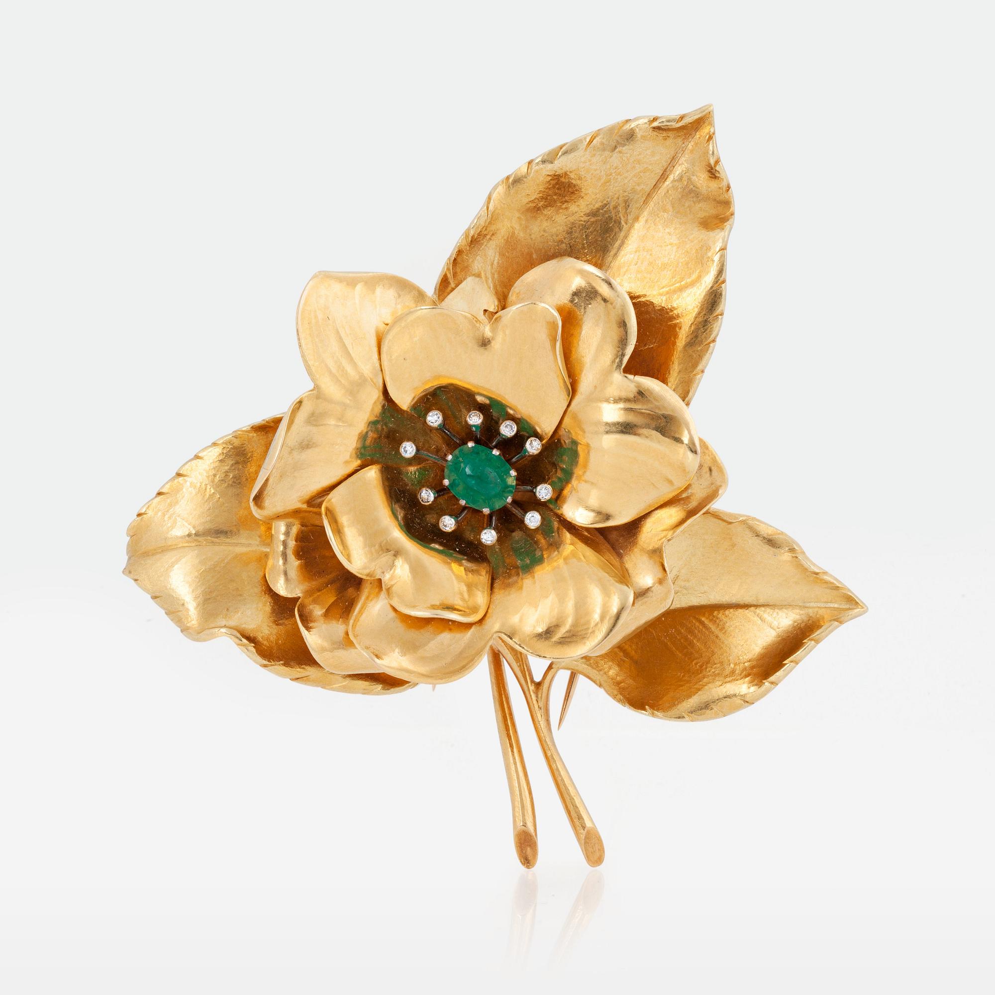 BROSCH med en cabochonslipad smaragd samt diamanter.