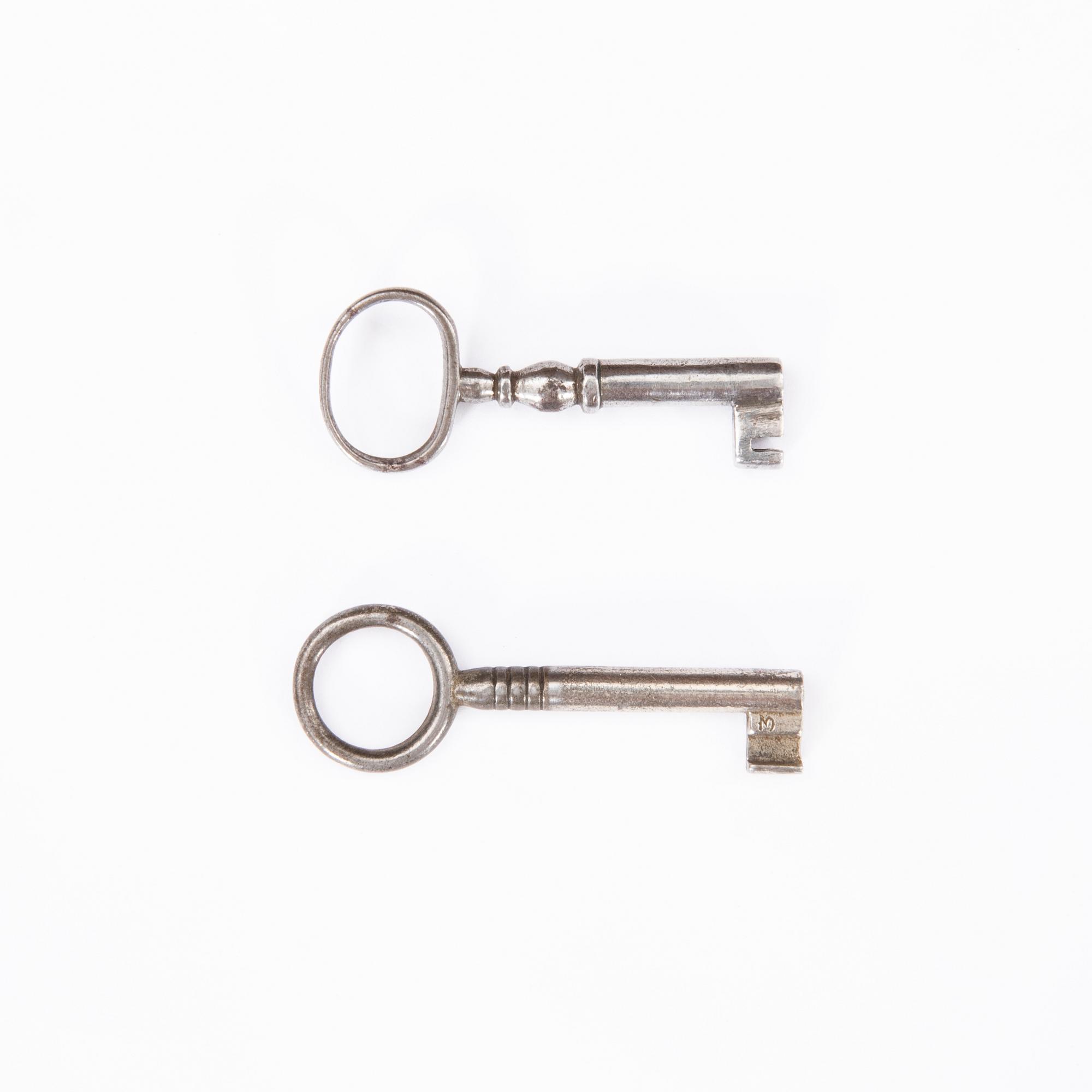 Skrivbord med uppsats gustaviansk stil omkring 1900.