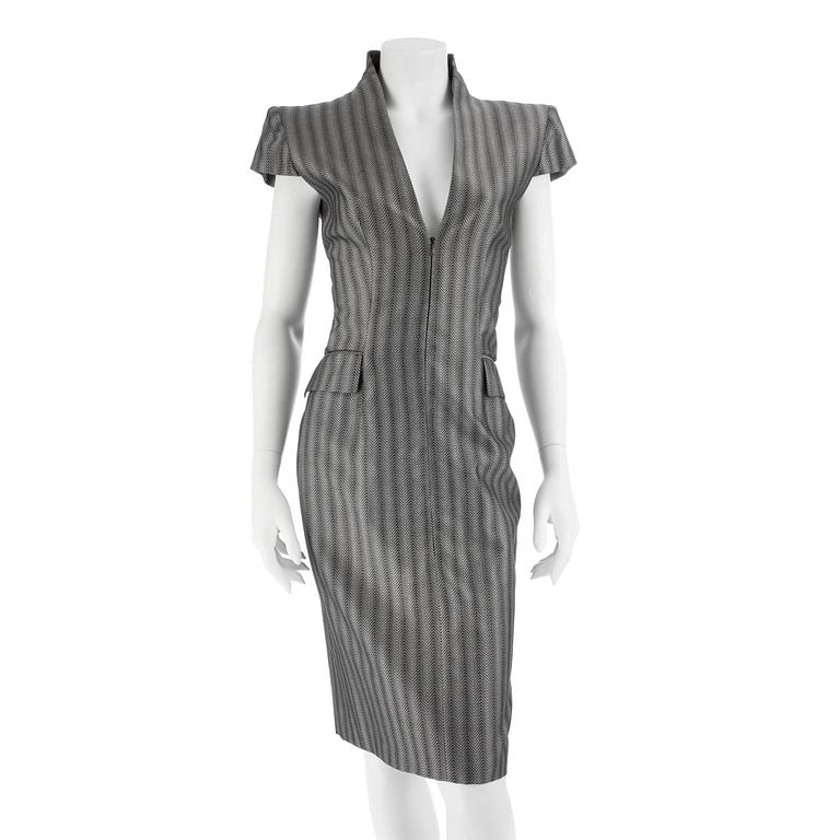 ALEXANDER MCQUEEN, a grey dress. Size 44.