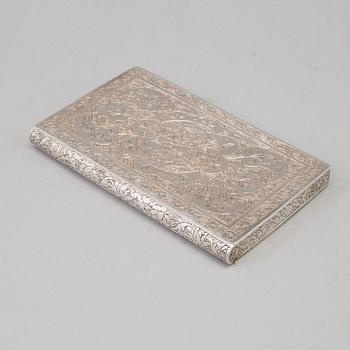 CIGARETTETUI, silver, Persien (Iran), Pahlavi dynastin, 1900-talets första hälft. Totalvikt ca 157 gram.