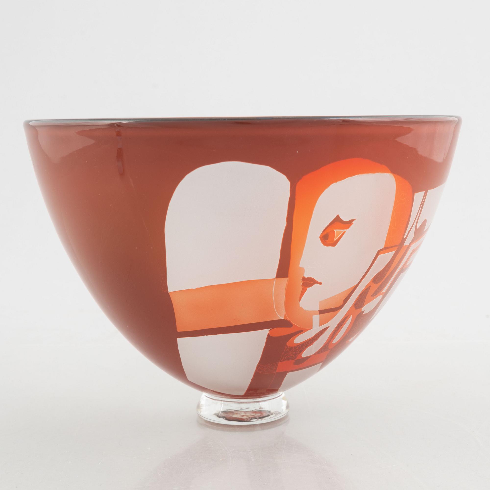 Klas-Göran Tinbäck, a glass bowl, made in his own studio in 1985.