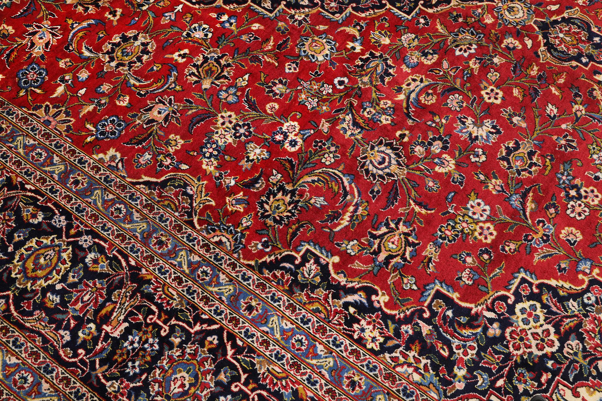 Matta, Keshan, signerad, 435 x 315 cm.