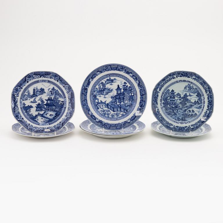 A matched set of 7 blue and white dishes, Qing dynasty, Qianlong (1736-95).