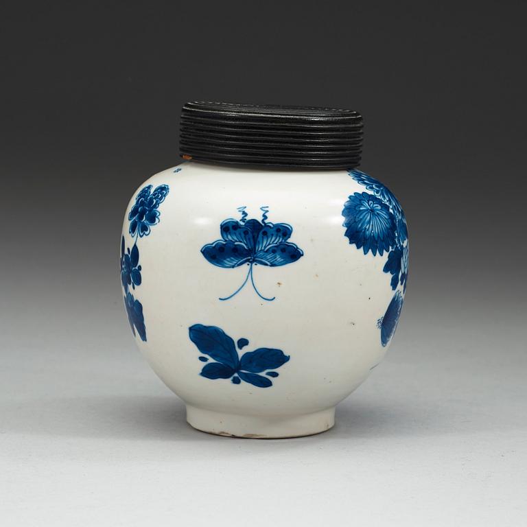 A blue and white vase, Qing dynasty Kangxi (1662-1722).