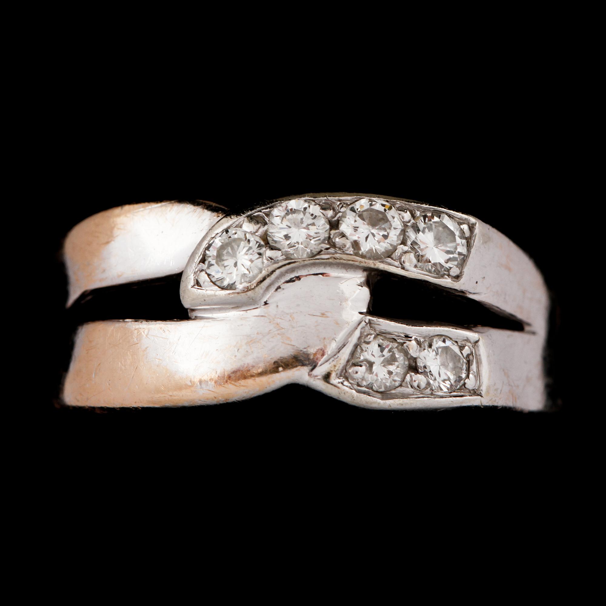 RING, 18K vitguld med 6 briljantslipade diamanter, Alessandria, Italien. Vikt 3,8 g.