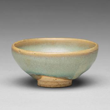 638. A 'Jun-glazed' bowl, Song/Yuan dynasty.