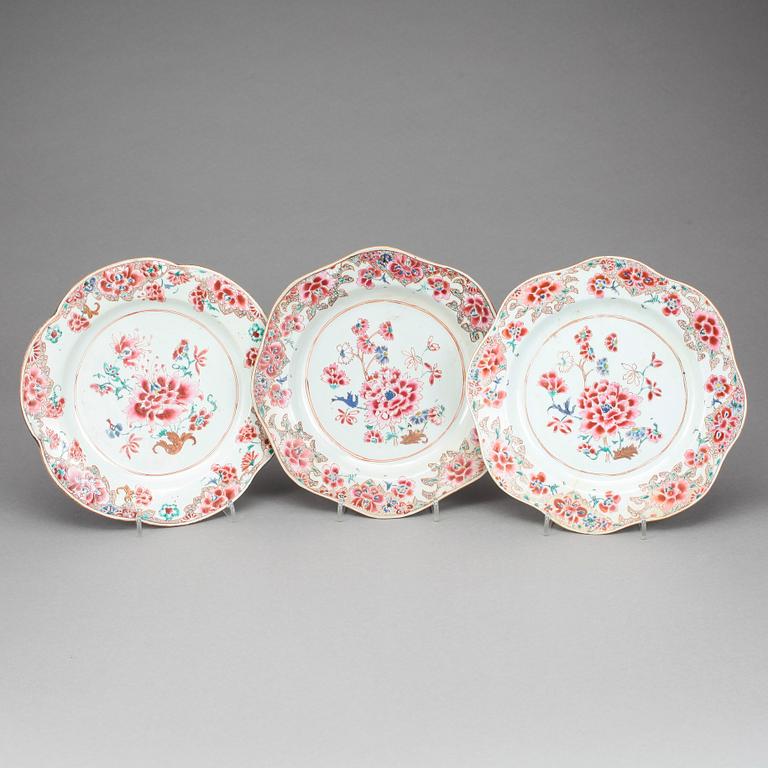 TALLRIKAR, 12 st snarlika, porslin, Qingdynastin Qianlong (1736-95).
