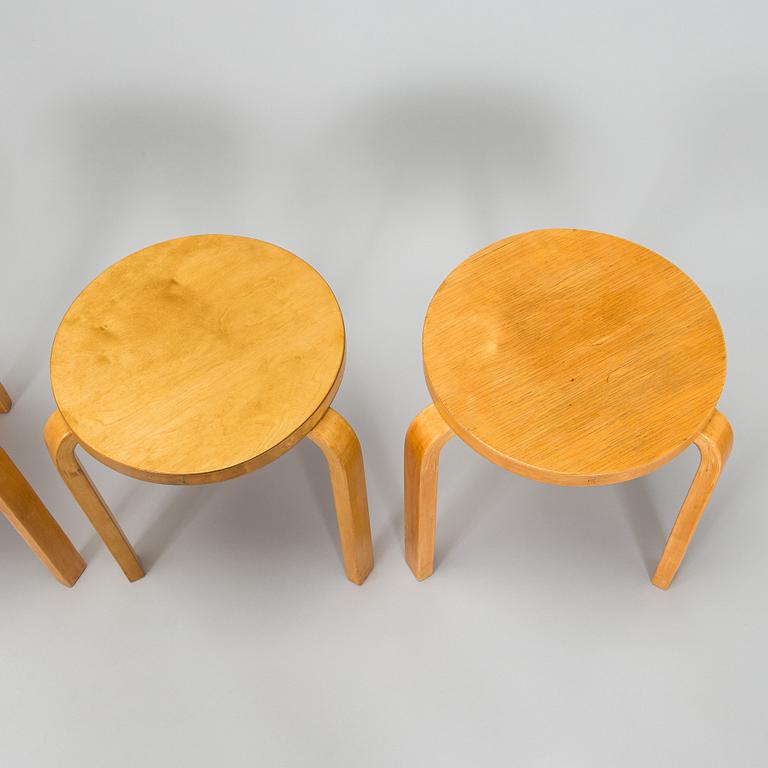 Alvar Aalto, jakkaroita, 4 kpl malli 60, O.Y. Huonekalu- ja Rakennustyötehdas A.B. 1900-luvun puoliväli.