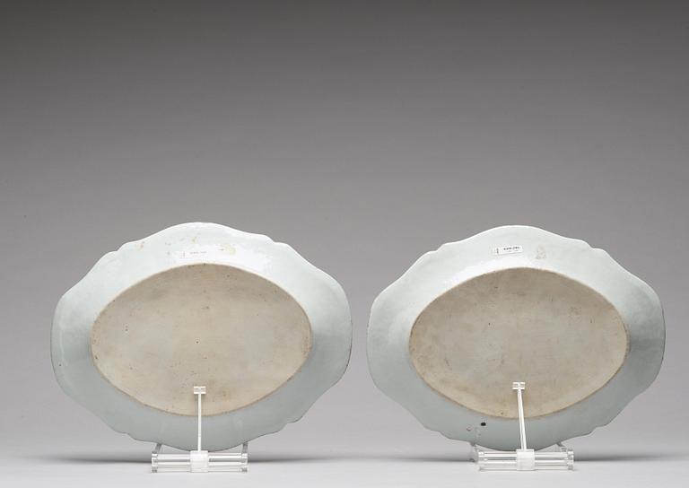 A pair of blue and white serving dishes, Qing dynasty, Qianlong (1736-95).