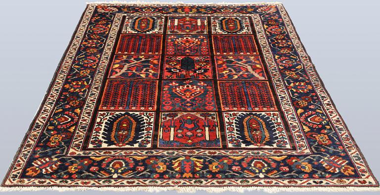 A semi-antique Bakhtiari rug, c. 215 x 152 cm.