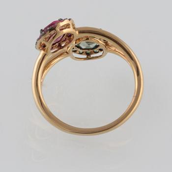 RING, 18K guld med fasettslipade rubiner ca 0.22 ct, turmaliner ca 1.58 ct samt granater ca 0.23 ct. Vikt 4,2 gram.
