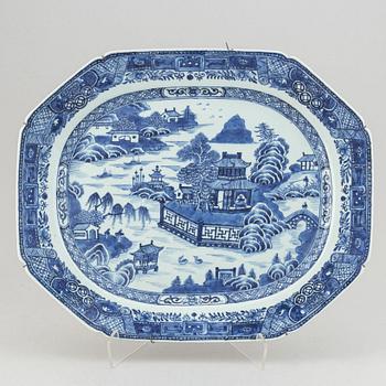 An export ware porcelain charger, China, Qianlong, 18th Century.