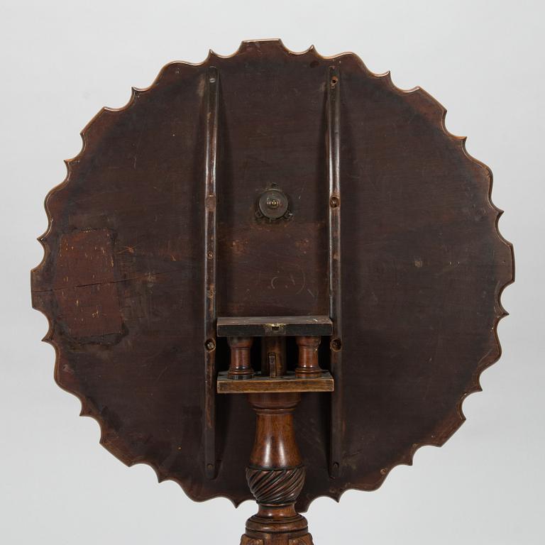 An English 17th-century tilt-top table.