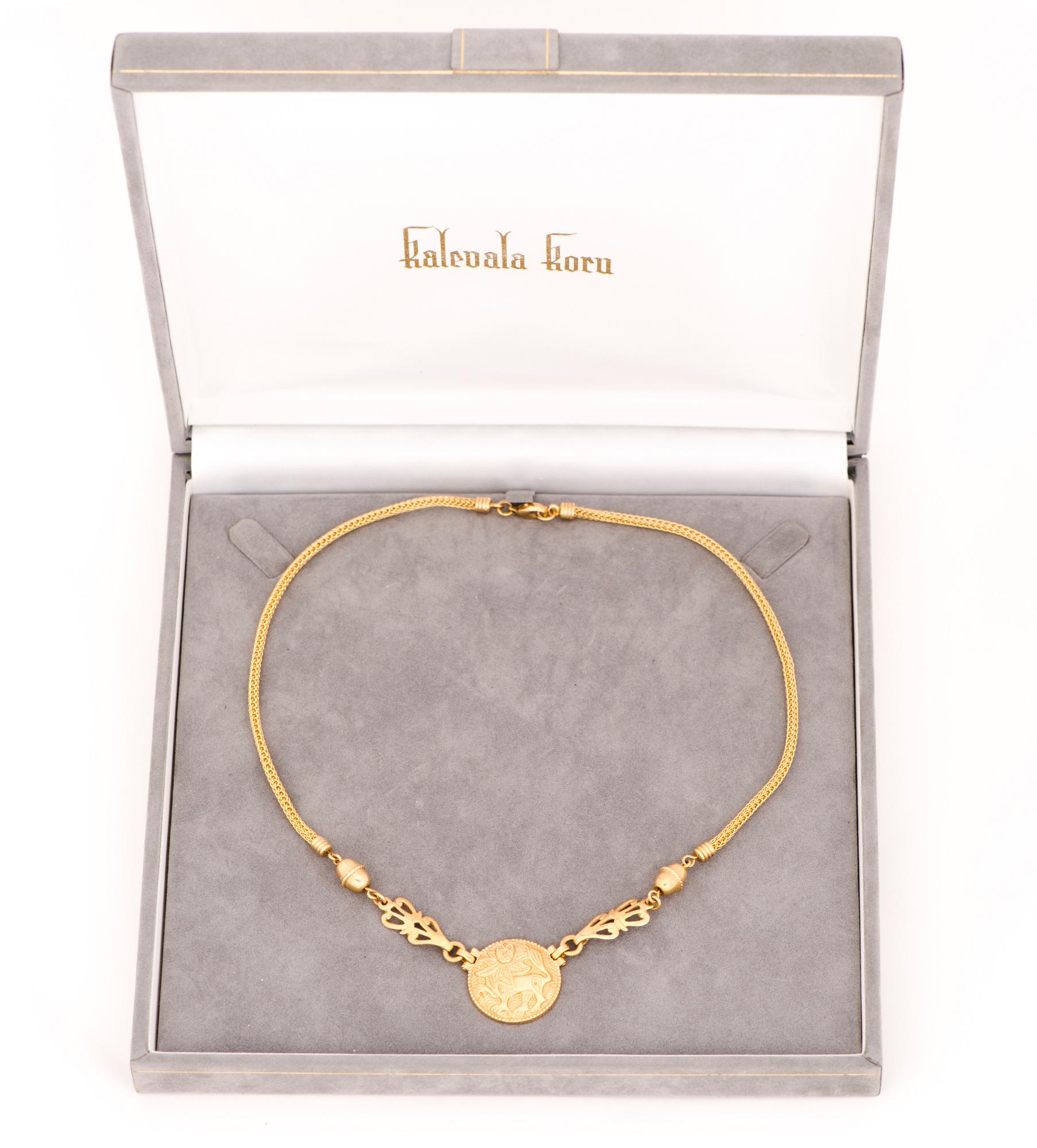 KAULAKORU, "Aurinkoleijona", 18K kultaa. Kalevala Koru 1998.