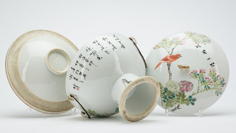 SKÅL PÅ FOT, porslin. Kina, sekelskiftet 1800/1900.