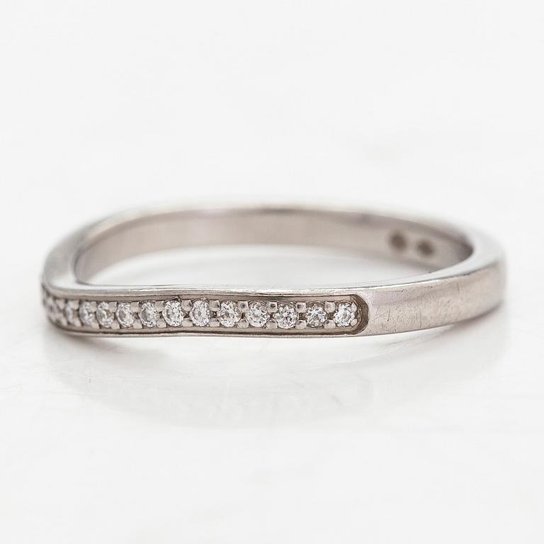 Cartier, ring, halvalliansring, platina med briljantslipade diamanter. Med sertifikat.