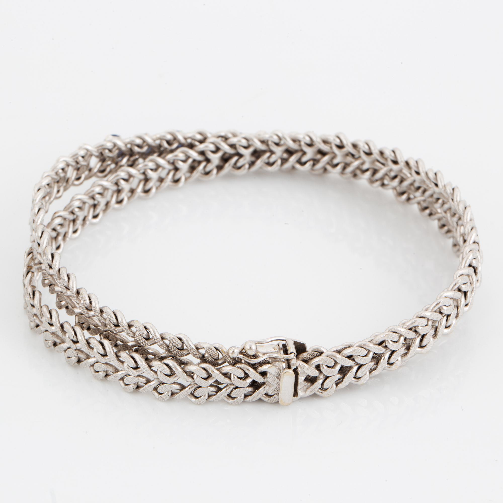Armband vitguld med små fasettslipade safirer.