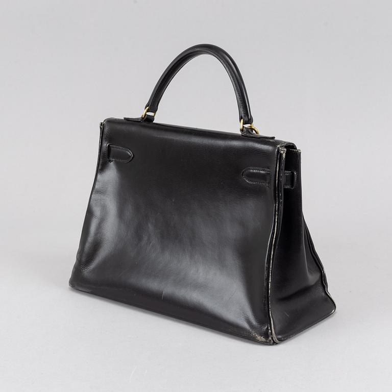 Hermès, a black leather 'Kelly' handbag.