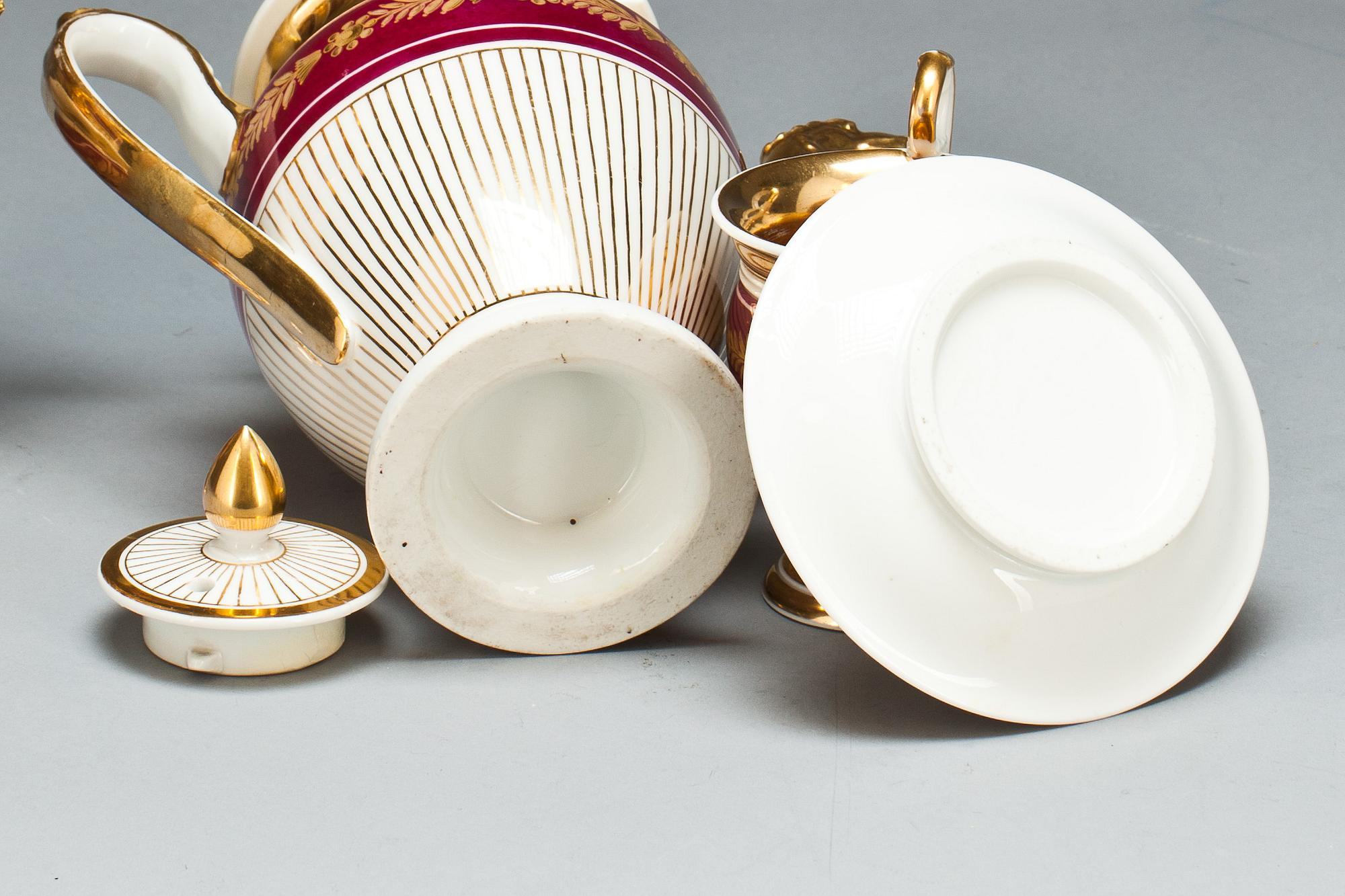 SERVIS, 7 delar. Porslin, senempire, trol. Ryssland. 1800-talets mitt.