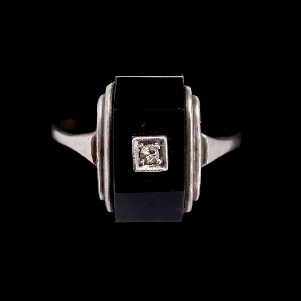 RING, silver, art déco, 1920-/30-tal, med svart sten och briljantslipd diamant.
