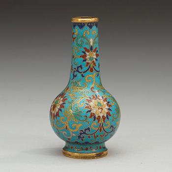 A cloisonné vase, Qing dynasty (1644-1912), with Qianlong five character mark.