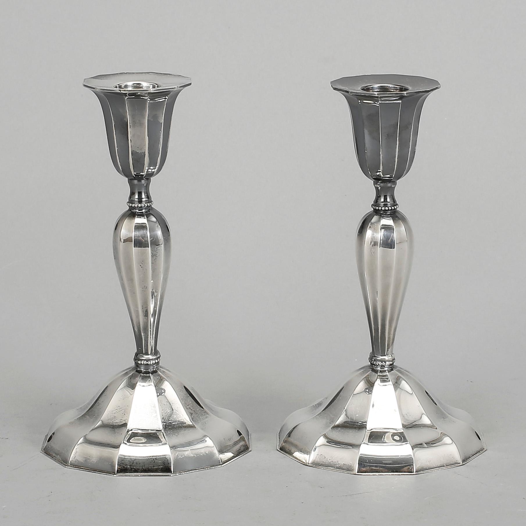 LJUSSTAKAR, ett par, silver, Finland, 1900-talets första hälft.