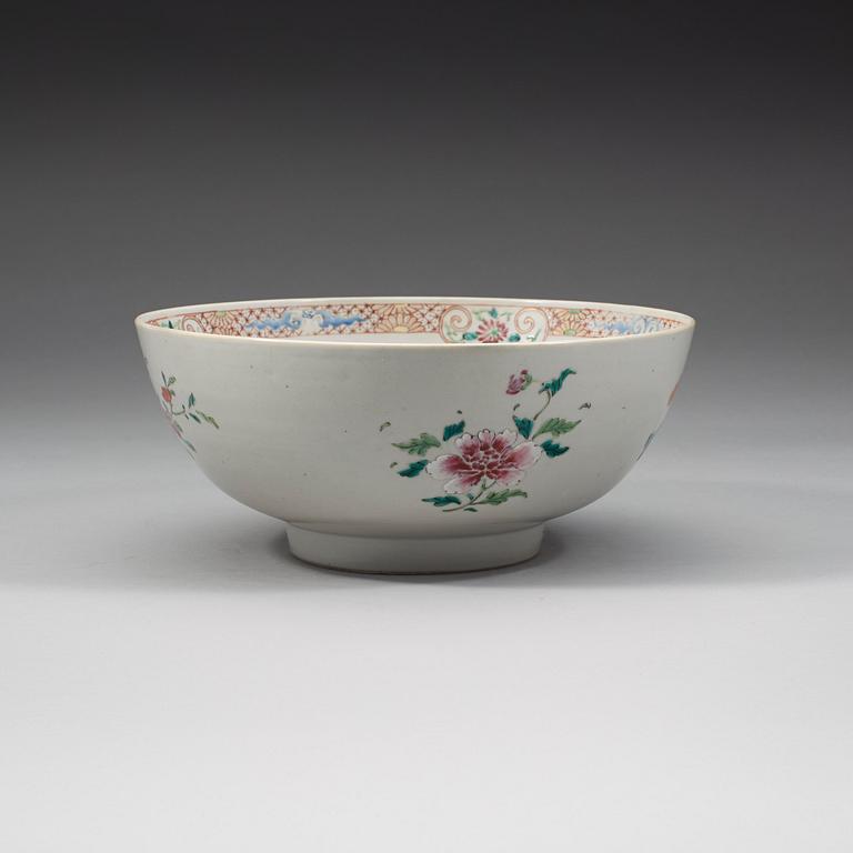 A famille rose bowl, Qing dynasty, Qianlong (1736-95).