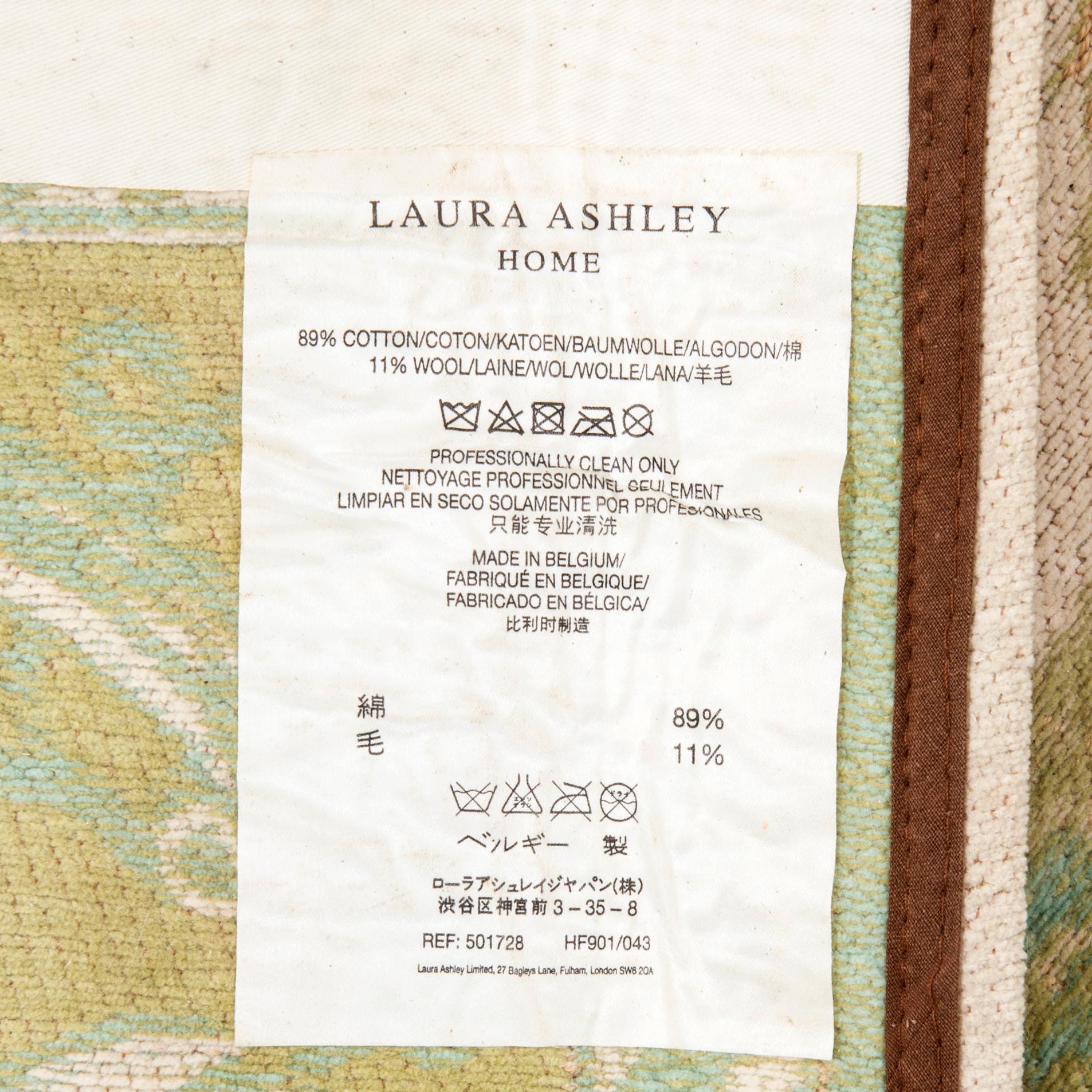 Laura Ashley matta ca 235x165 cm.