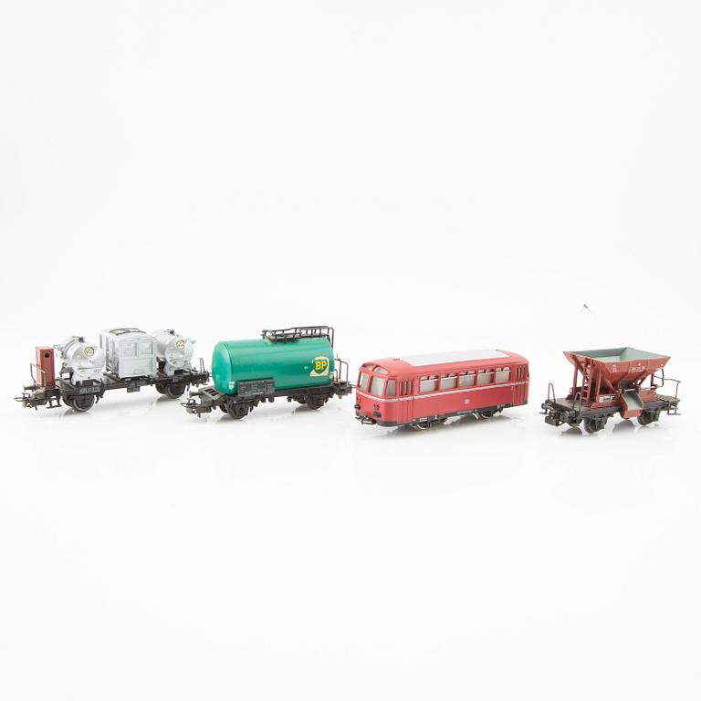 Märklin, 4 pcs. locomotives, including model 3031 and 3074, 6 cars of various models.